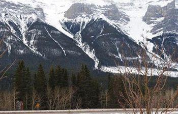 RUNDLE RIDGE CHALETS | CANMORE, CANADA | SEASON DEALS FROM $115
