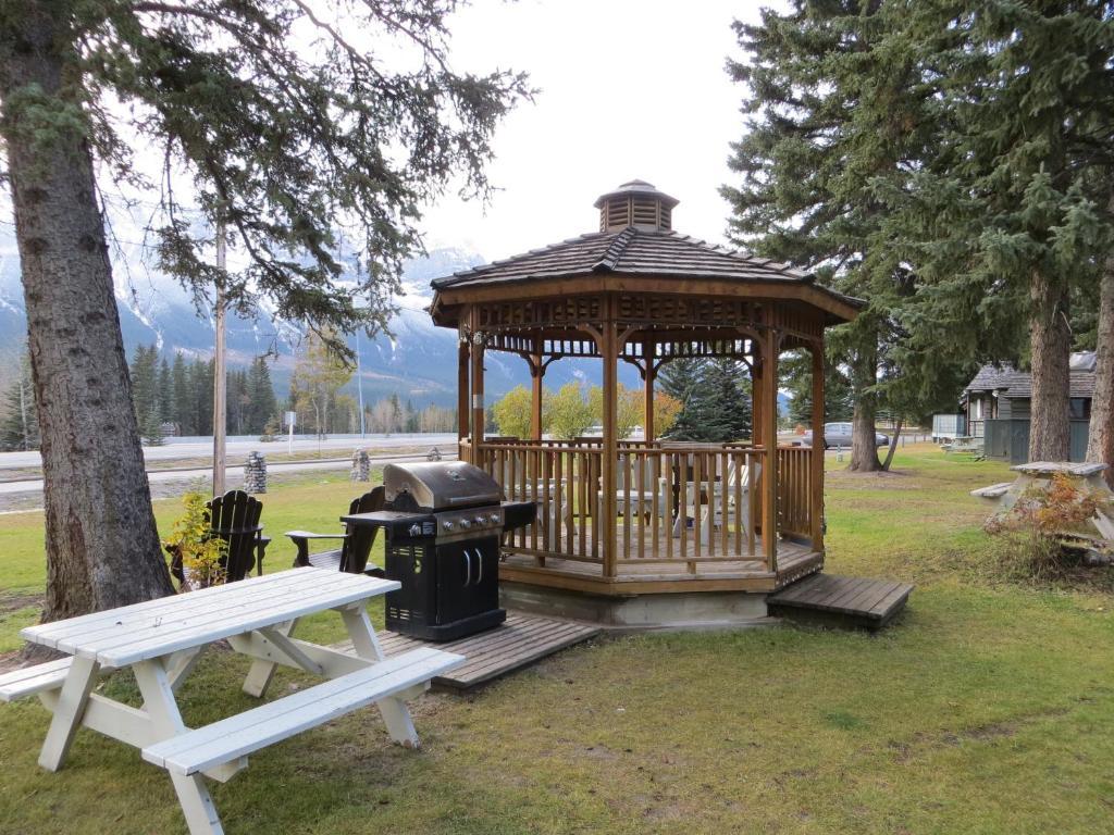 RUNDLE RIDGE CHALETS | CANMORE, CANADA | SEASON DEALS FROM $115